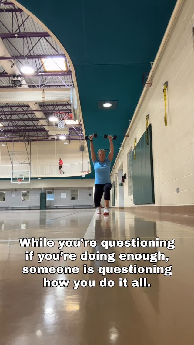 It’s marathon season, and I know a lot of you out there have been working super hard for months. 

Early mornings when you don’t wanna get out of bed. Late evening runs because work was insane. 

The days where your legs feel like rocks, and you just can’t take another step. Everything feels painful and slow. 

But you’re showing up. Day in and day out. And believe it or not, someone is watching. Someone sees all of the hard work, and wonders how in the heck you manage it all. 

That person watching you is learning the value of consistency and perseverance. 

So keep showing up and being your badass self! 🔥

Send this to a friend who’s in the throes of marathon training and needs some encouragement ❤️

#motivationmonday #runnergirl #fatlosscoach #ﬁtnessinspiration #fitover50 #strongnotskinny #womensupportingwomen